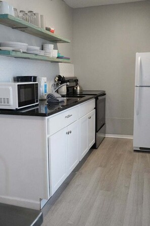 Coffee/tea maker, fridge, microwave, oven