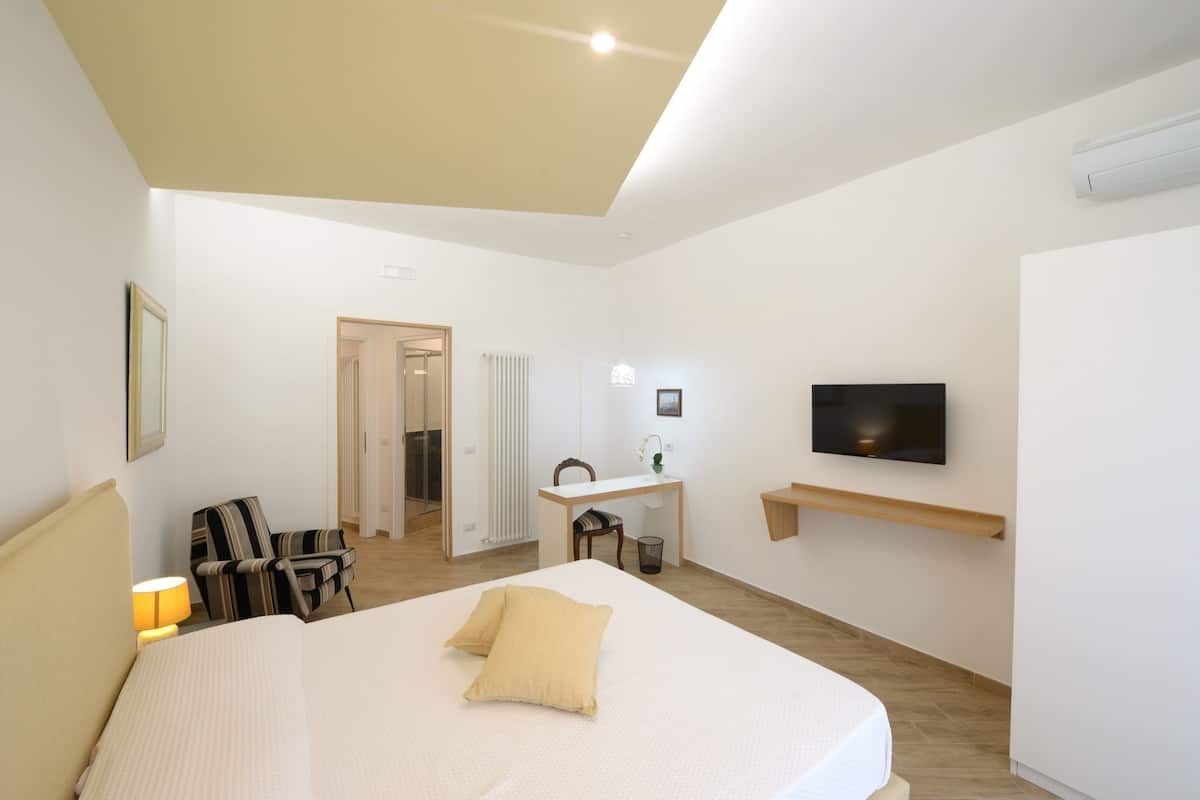 Superior-Zimmer, 1 King-Bett, Balkon (Guarracino) | 10 Schlafzimmer, hochwertige Bettwaren, Daunenbettdecken, Minibar