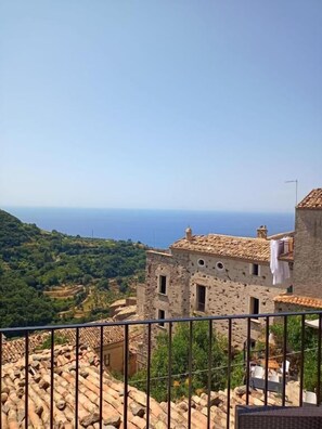 Balcony - A Taverna Intru u vicu (Belmonte Calabro)