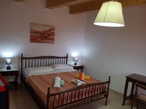 1 bedroom, desk, iron/ironing board - A Taverna Intru u vicu (Belmonte Calabro)
