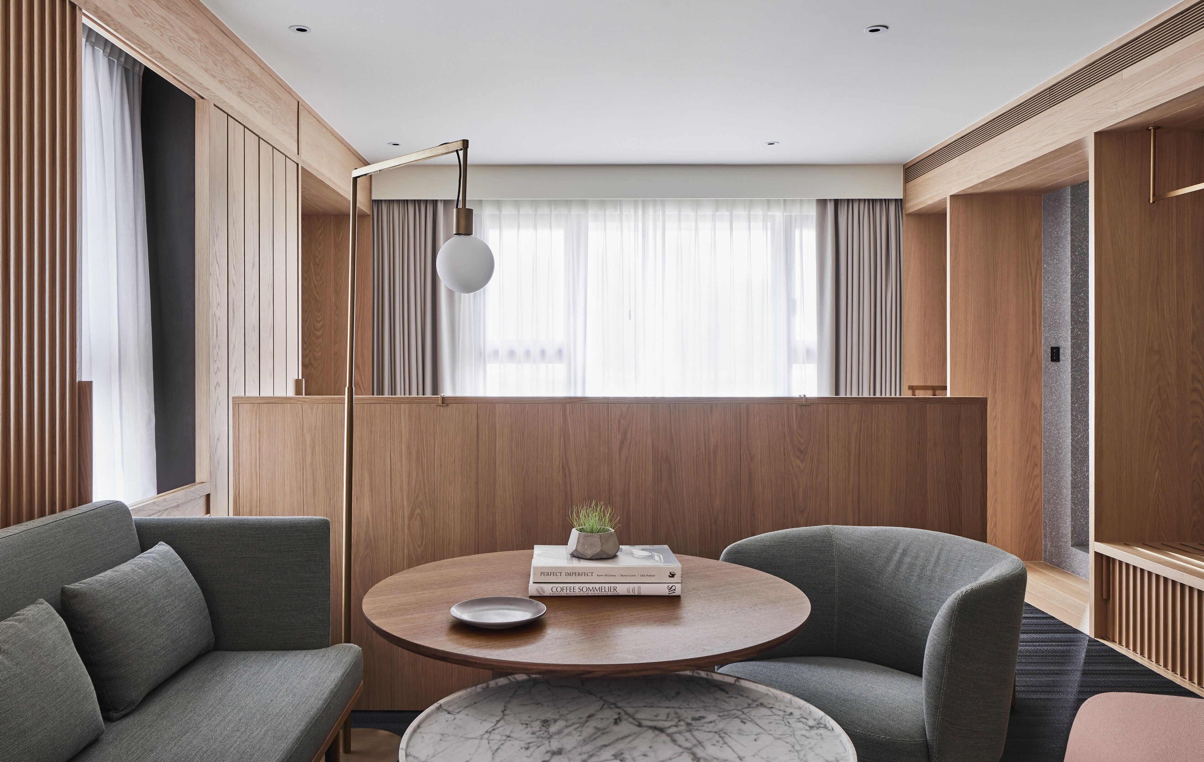 Ropa de cama de alta calidad, cubrecamas y minibar 