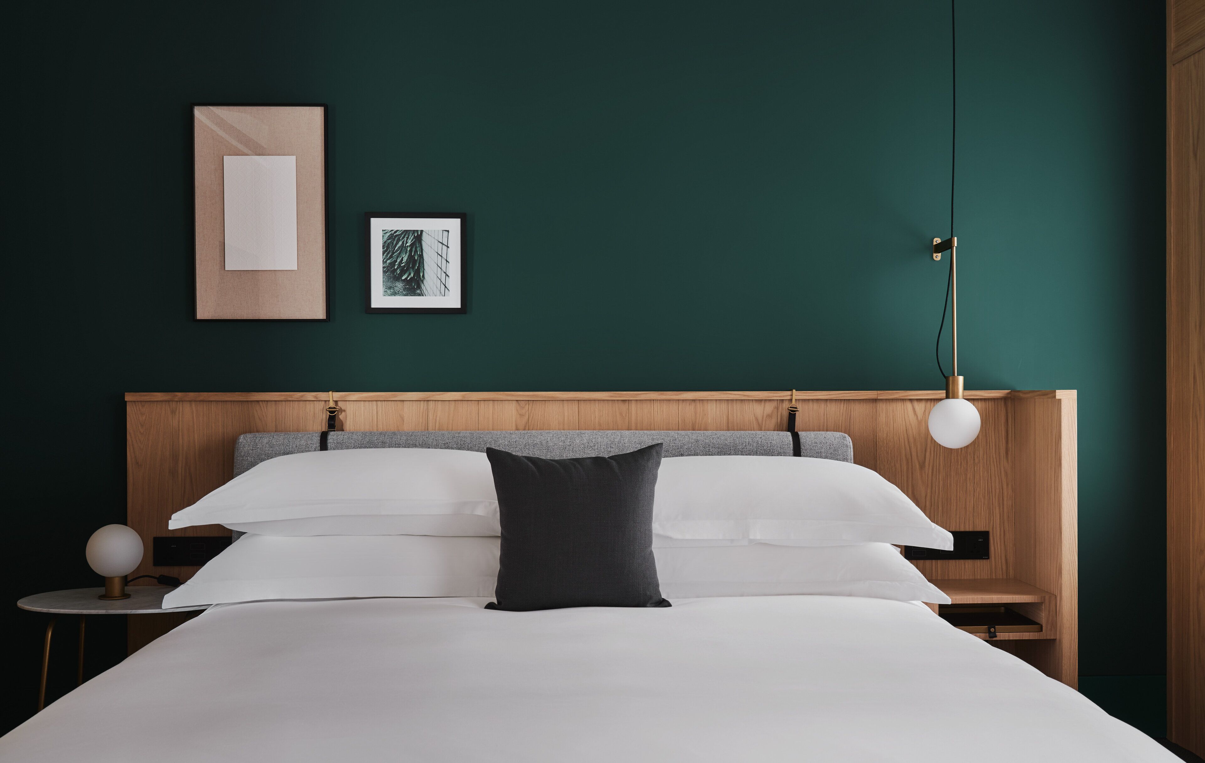 Ropa de cama de alta calidad, cubrecamas y minibar 