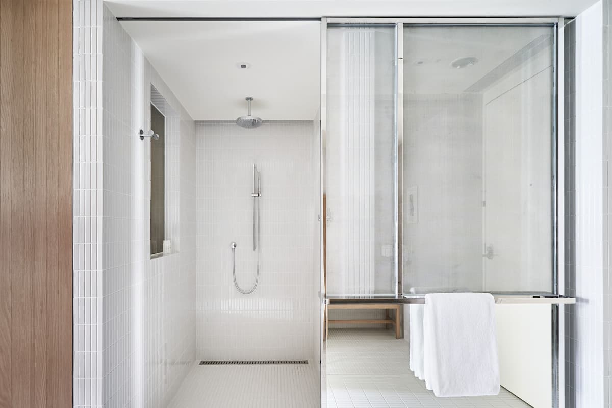 Une salle de bain moderne équipée d’une douche, de toilettes et d’un lavabo.