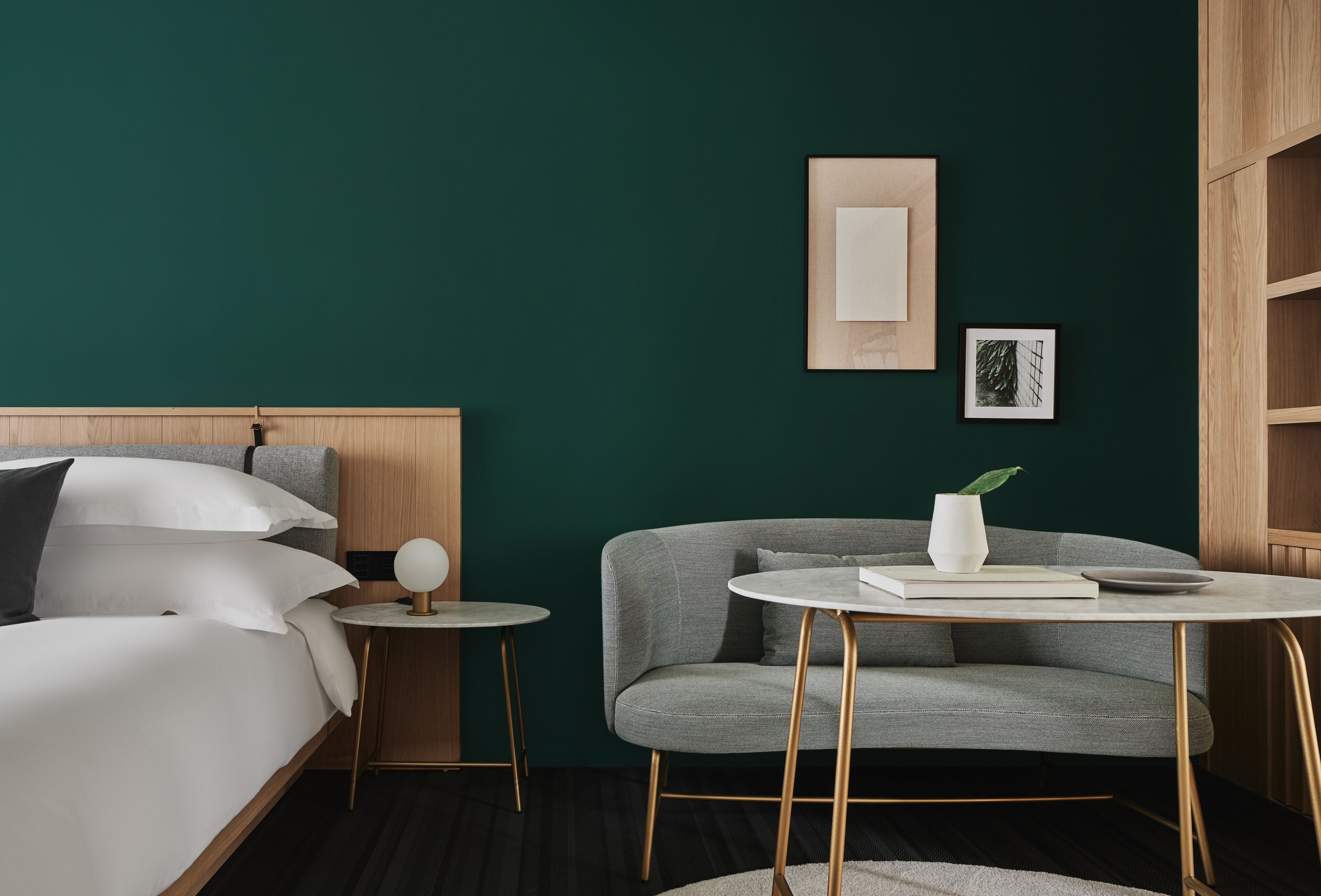 Ropa de cama de alta calidad, cubrecamas y minibar 