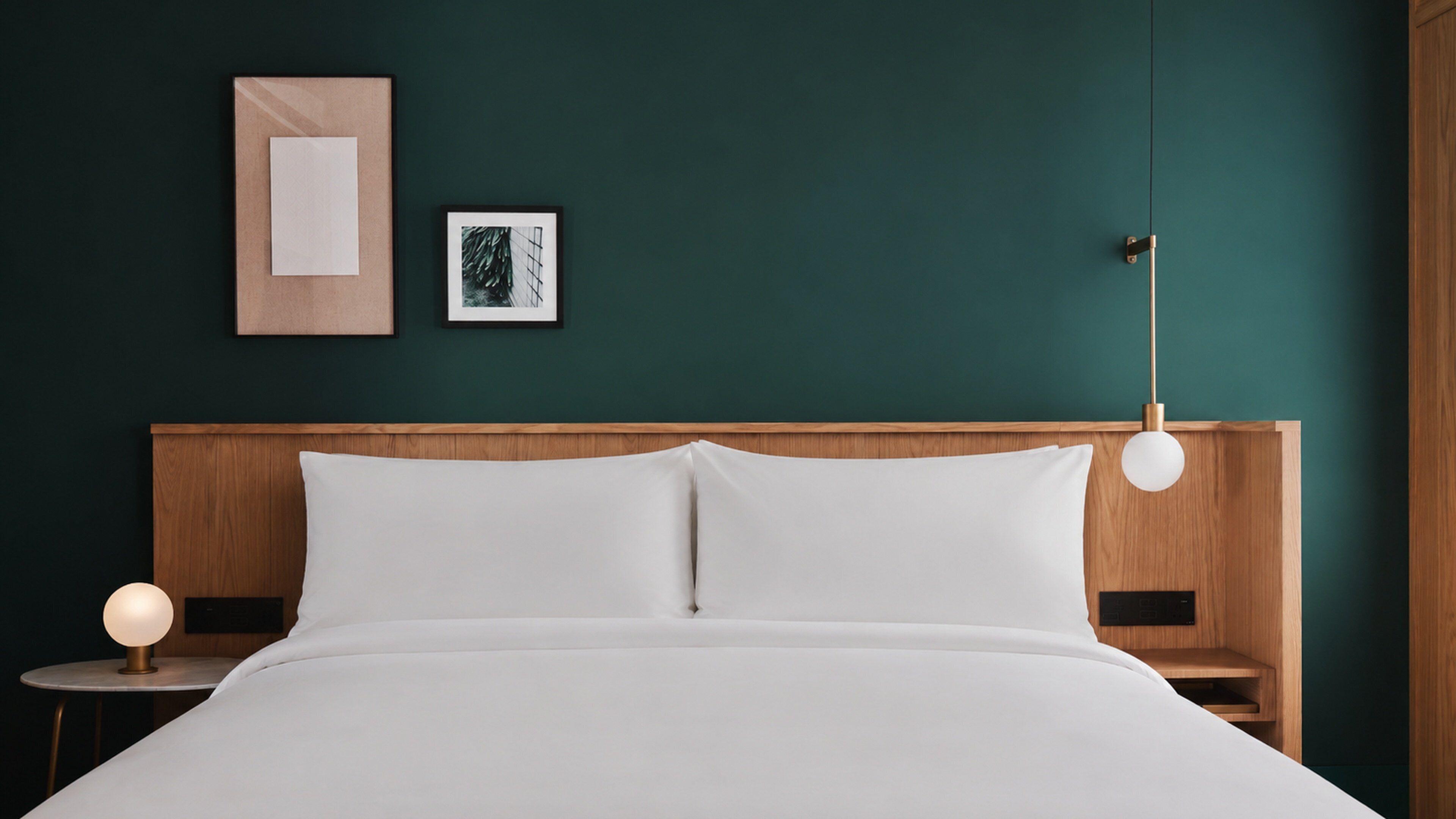 Bộ đồ giường cao cấp, chăn bông, minibar, két bảo mật tại phòng 