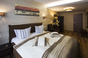Deluxe Double Room, Non Smoking | Premium bedding, pillow-top beds, desk, laptop workspace