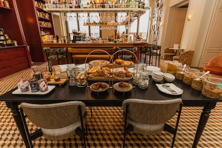 Daily buffet breakfast for a fee. Hotel Mercier
