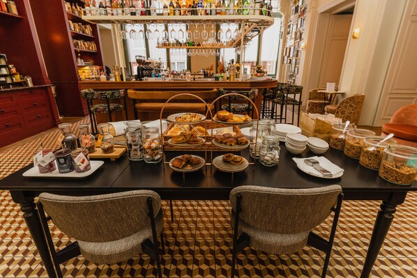 Daily buffet breakfast (EUR 20.95 per person) - Hotel Mercier (Amsterdam)