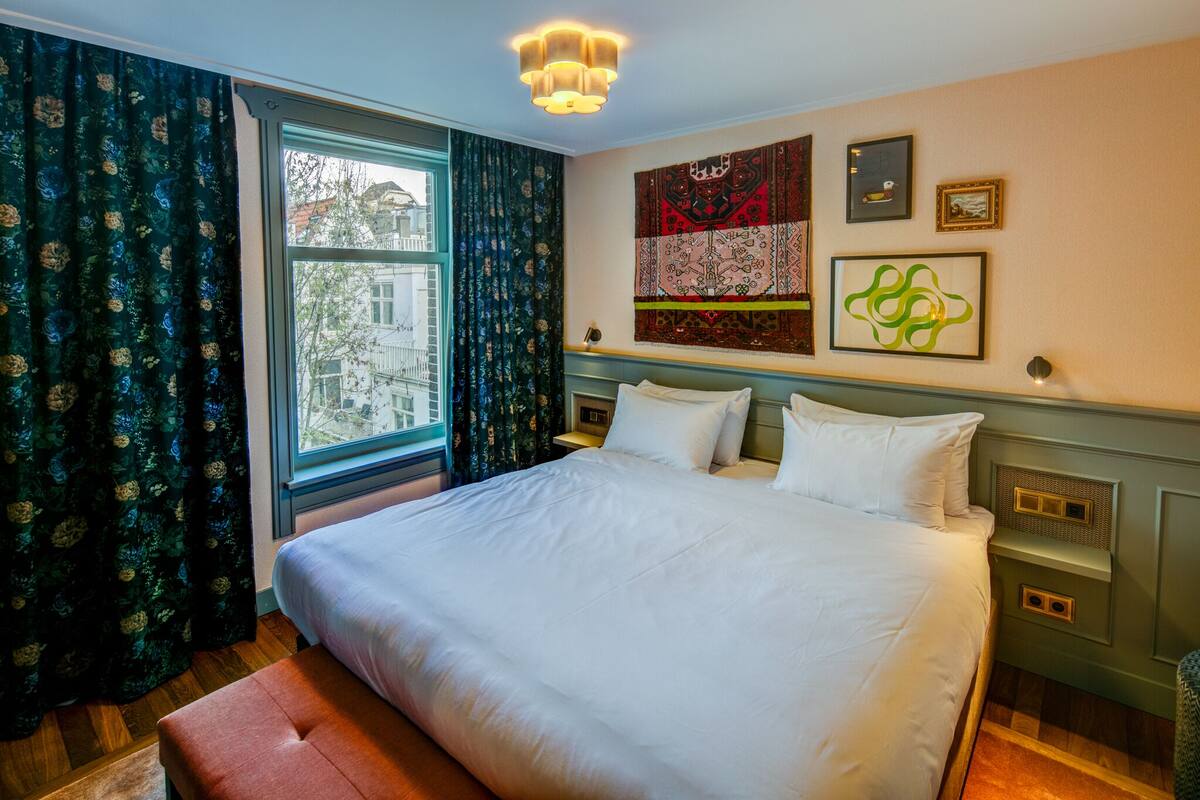 Premium bedding, in-room safe, desk, blackout curtains