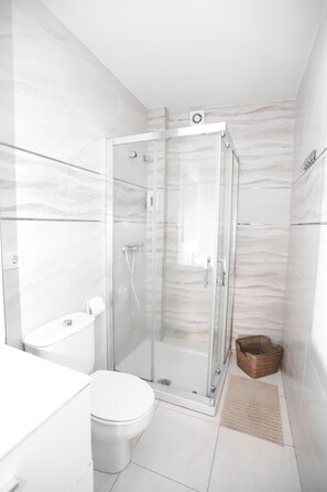 Quadruple Room, Private Bathroom | Bathroom | Shower, towels - Pension Caldas (Caldas de Reis)