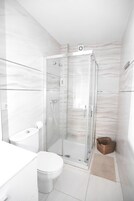 Habitación cuádruple, baño privado | Baño | Ducha y toallas