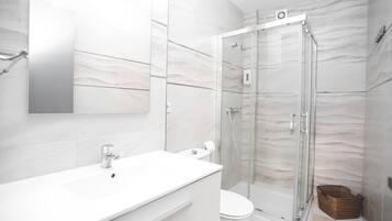 Quadruple Room, Private Bathroom | Bathroom | Shower, towels