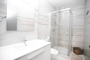 Habitación cuádruple, baño privado | Baño | Ducha y toallas