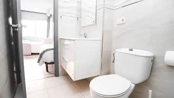 Chambre Quadruple, salle de bains privée | Salle de bain | Douche, serviettes fournies