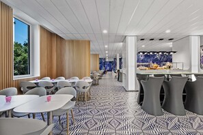 Daily buffet breakfast (EUR 15.90 per person) - Prize by Radisson, Hamburg St. Pauli (Hamburg)