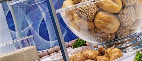Tägliches Frühstücksbuffet (15.90 EUR pro Person)