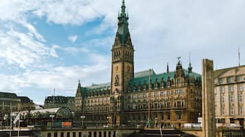 Um edifício histórico com uma torre de relógio imponente e uma grande estrutura em cúpula.