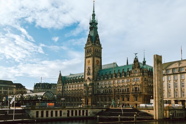 Un bâtiment historique doté d’un imposant clocher et d’une grande coupole.
