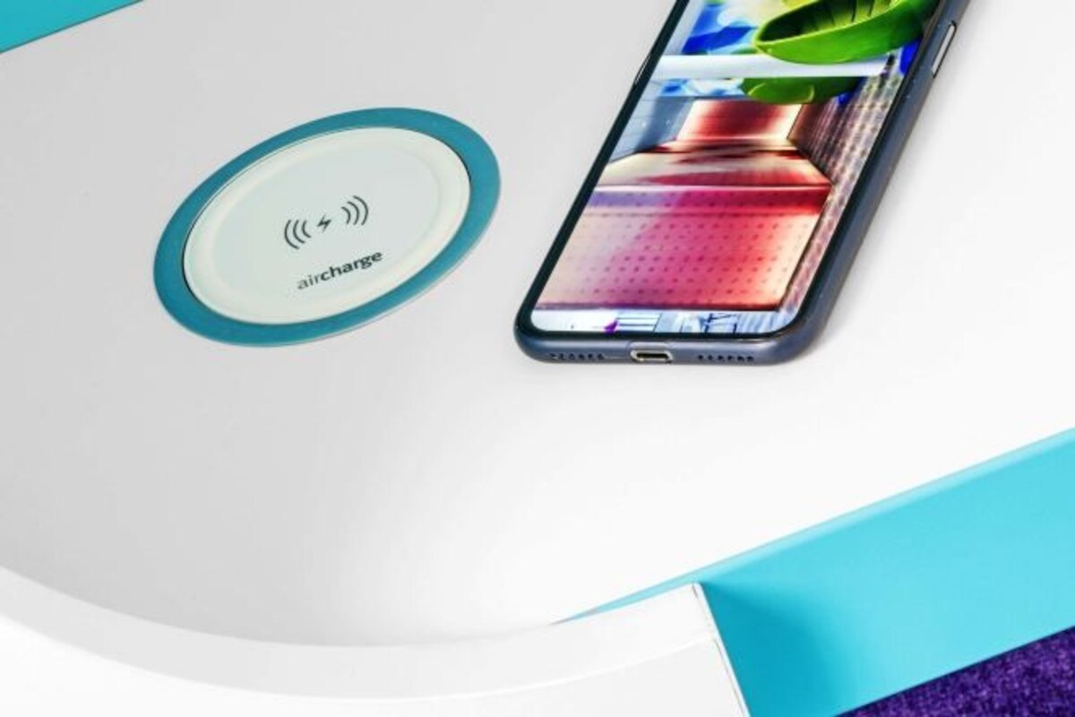 Een smartphone op een draadloze oplaadplaat.