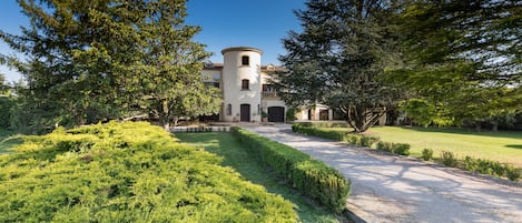 Vista frontal de la propiedad