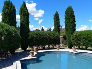 Outdoor pool, pool umbrellas, sun loungers - Villa Liberty (Entraigues-sur-la-Sorgue)