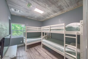 3 makuuhuonetta, työpöytä, silitysrauta/-lauta, ilmainen Wi-Fi