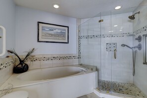 Shower, towels - 2 bedroom/2 bathroom Oceanfront Villa with Free Tennis Included,  Sleeps 7 (Hilton Head Island)