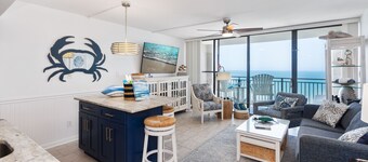 COUPLES ROMANTIC GETAWAY, OCEANFRONT, HIGH-END DECOR, ADJUST. KING, FREE PARKING