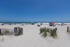 In Strandnähe, Liegestühle, Strandtücher