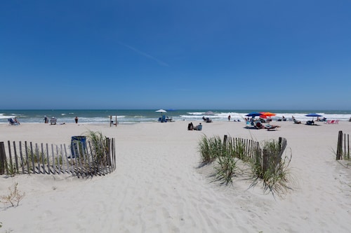 COUPLES ROMANTIC GETAWAY, OCEANFRONT, HIGH-END DECOR, ADJUST. KING, FREE PARKING