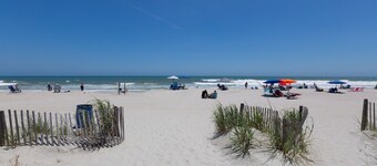 COUPLES ROMANTIC GETAWAY, OCEANFRONT, HIGH-END DECOR, ADJUST. KING, FREE PARKING