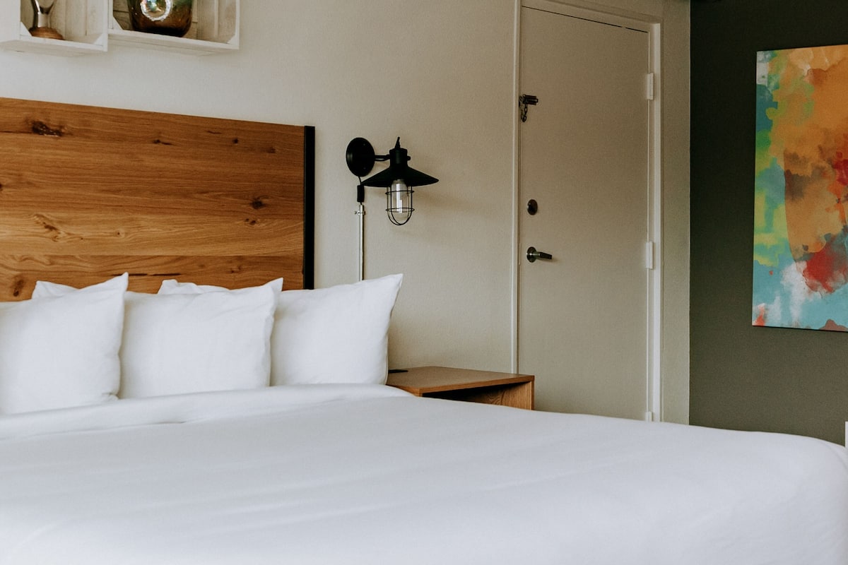 1 bedroom, hypo-allergenic bedding, memory-foam beds, desk