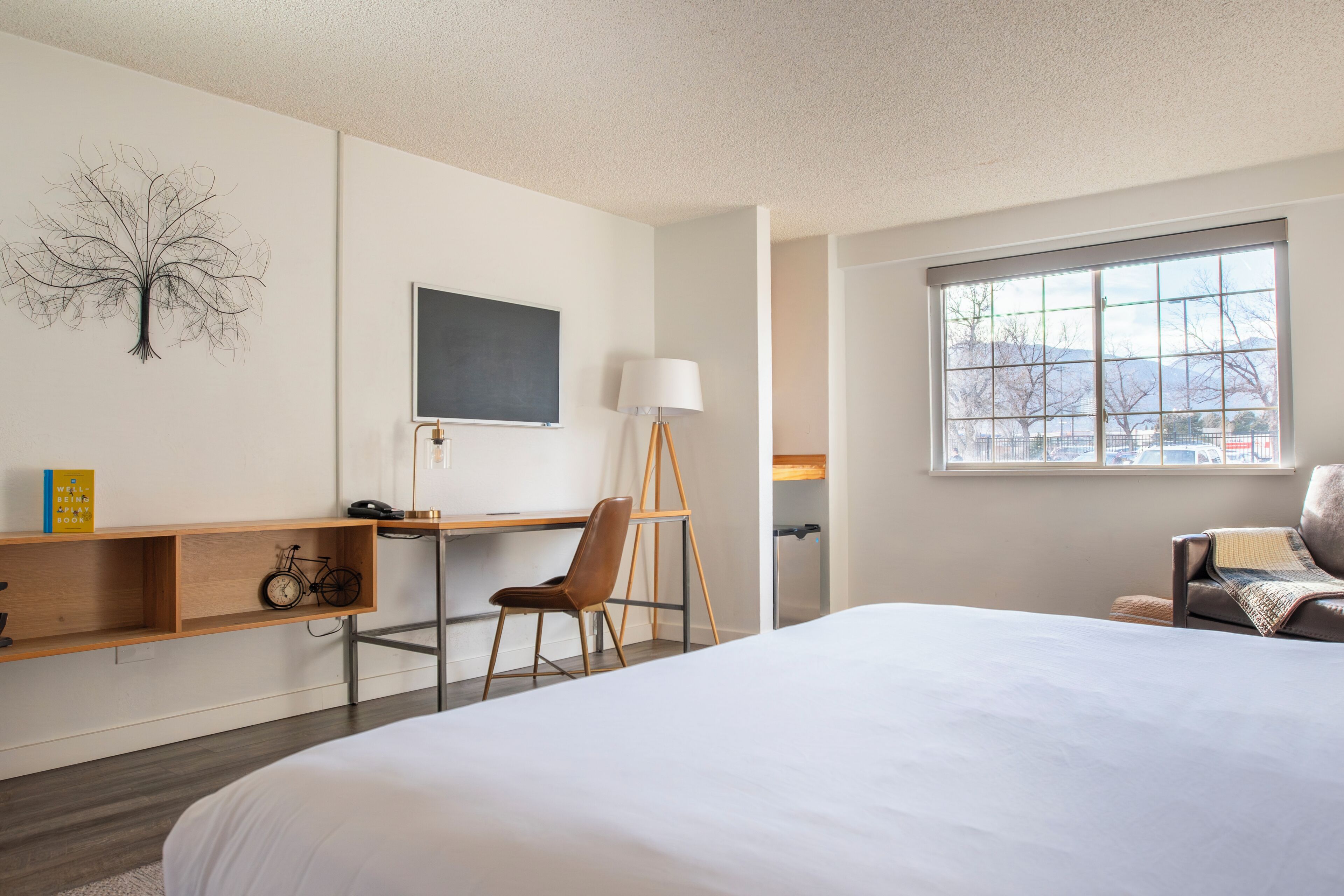 Deluxe Room, 1 King Bed, Non Smoking (Peaceful, Interior Entry) | Hypo-allergenic bedding available, memory foam beds, in-room safe, desk