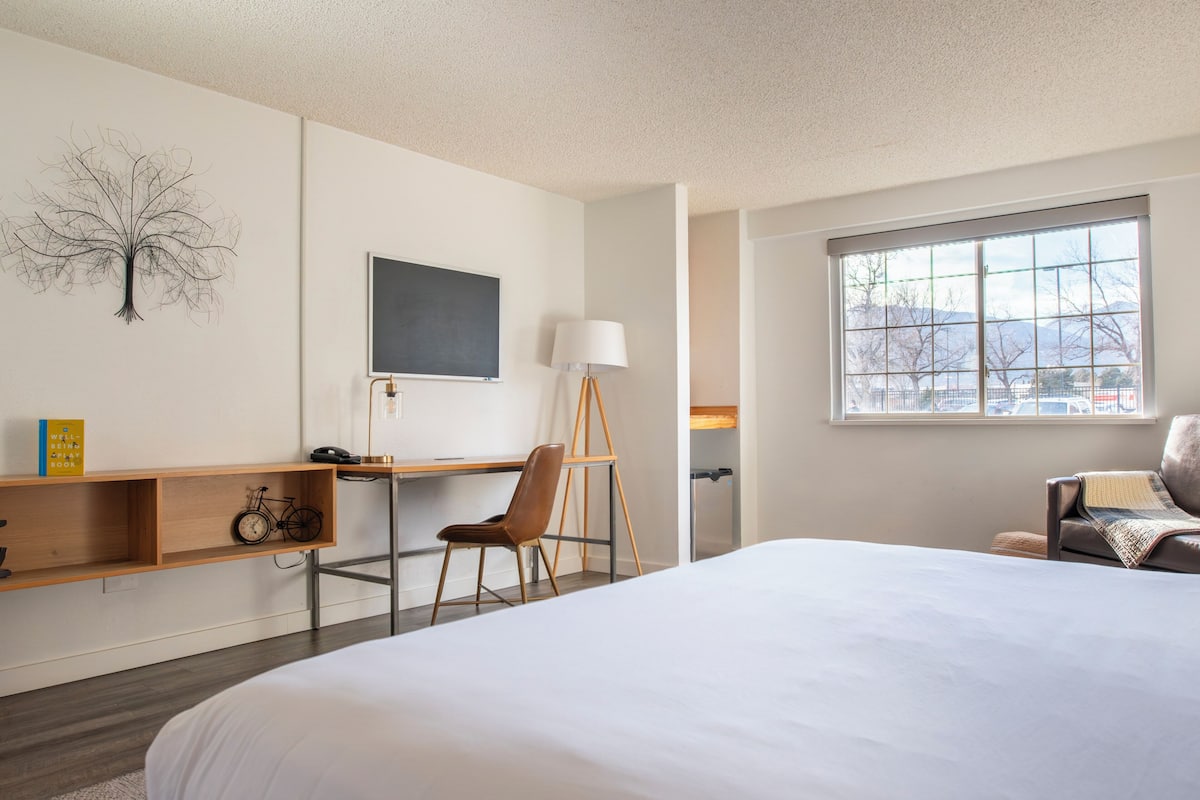Deluxe Room, 1 King Bed, Non Smoking (Peaceful, Interior Entry) | Hypo-allergenic bedding available, memory foam beds, in-room safe, desk