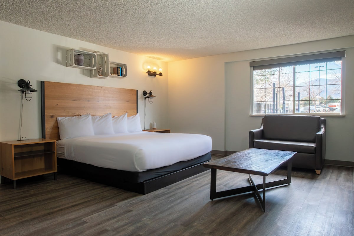 Deluxe Room, 1 King Bed, Non Smoking (Interior Entry) | Hypo-allergenic bedding available, memory foam beds, in-room safe, desk