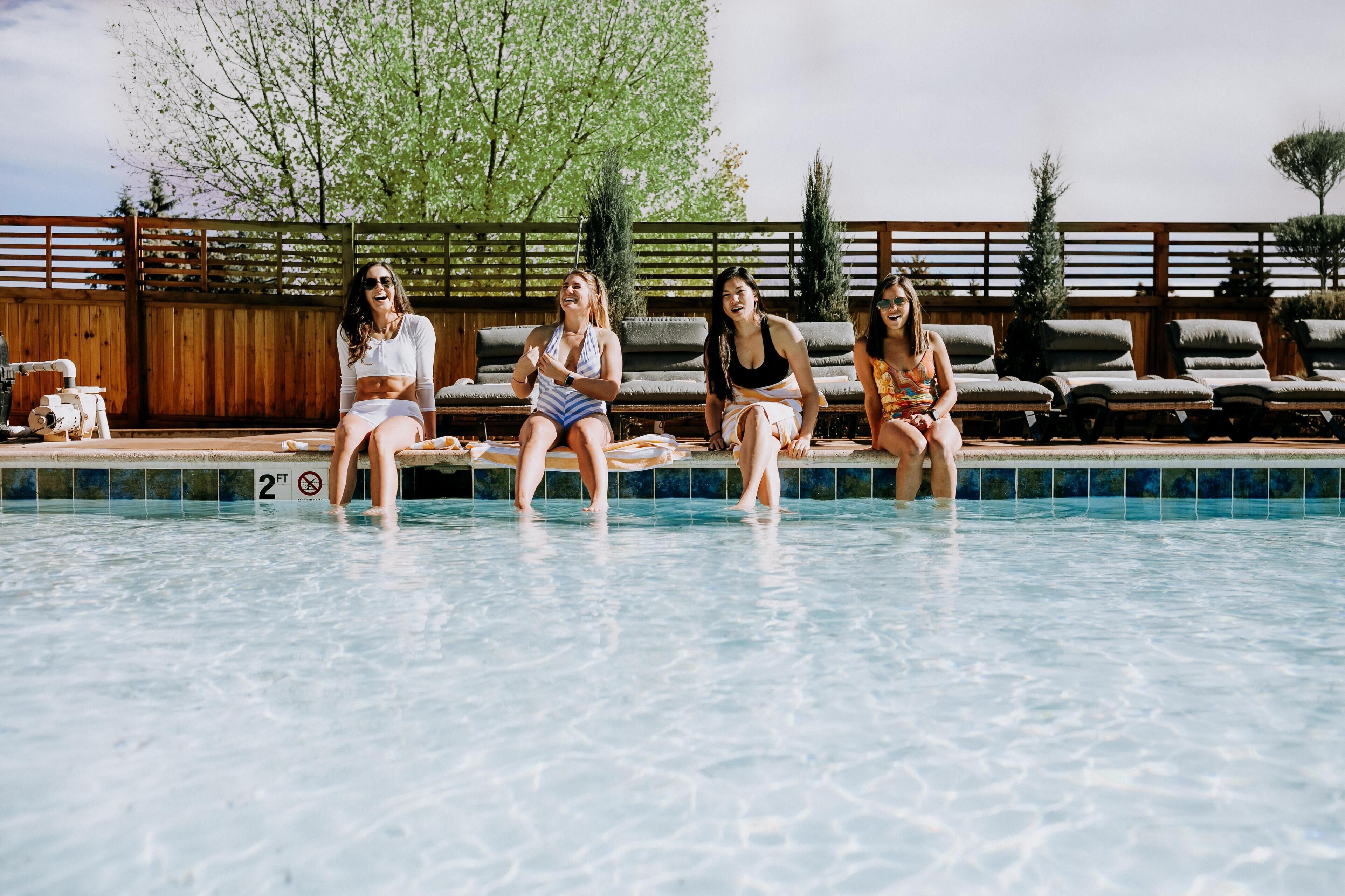 Una piscina al aire libre de temporada, sillones reclinables de piscina