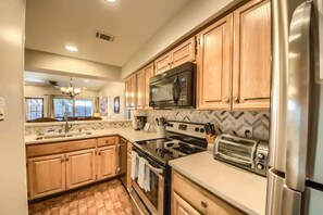 Fridge, microwave, oven, stovetop - CW C101 Condo de Comal (New Braunfels)