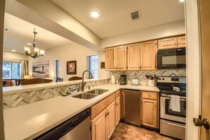 Fridge, microwave, oven, stovetop - CW C101 Condo de Comal (New Braunfels)