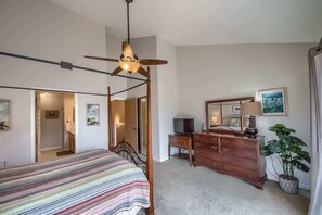 2 bedrooms, iron/ironing board, free WiFi, bed sheets - CW C101 Condo de Comal (New Braunfels)