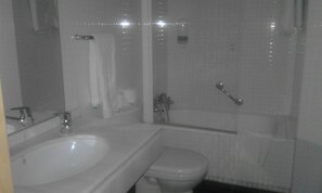 A bathroom with a sink, mirror, toilet, and shower. - Hotel Rural La Puerta de la Ribera (Sardon de Duero)