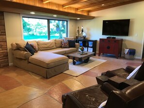 TV, peis, DVD-spiller og bøker