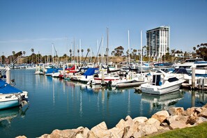 Marina - 1 Bedroom With 2 Queen Beds Beautiful New Remodel With Harbor View From Balcony (Oceanside)