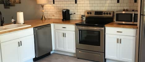 Downtown Executive Townhouse Monroe A, 2 Bedrooms | Private kitchen | Fridge, microwave, coffee/tea maker