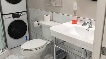 Suíte luxo | Banheiro | Chuveiro, produtos de toalete grátis, toalhas de banho