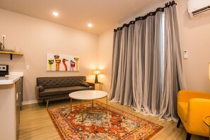 Deluxe Suite | Living area