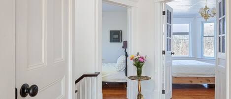 5 عدّة غرف نوم ومكواة/لوح كي وواي فاي وملاءات أسرّة