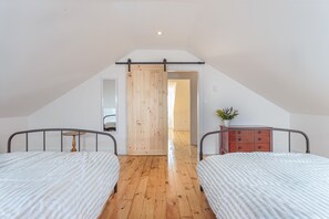 5 bedrooms, iron/ironing board, WiFi, bed sheets