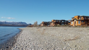 På stranden