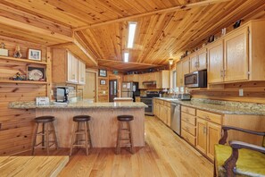 Køleskab, mikrobølgeovn, ovn, kogeplade