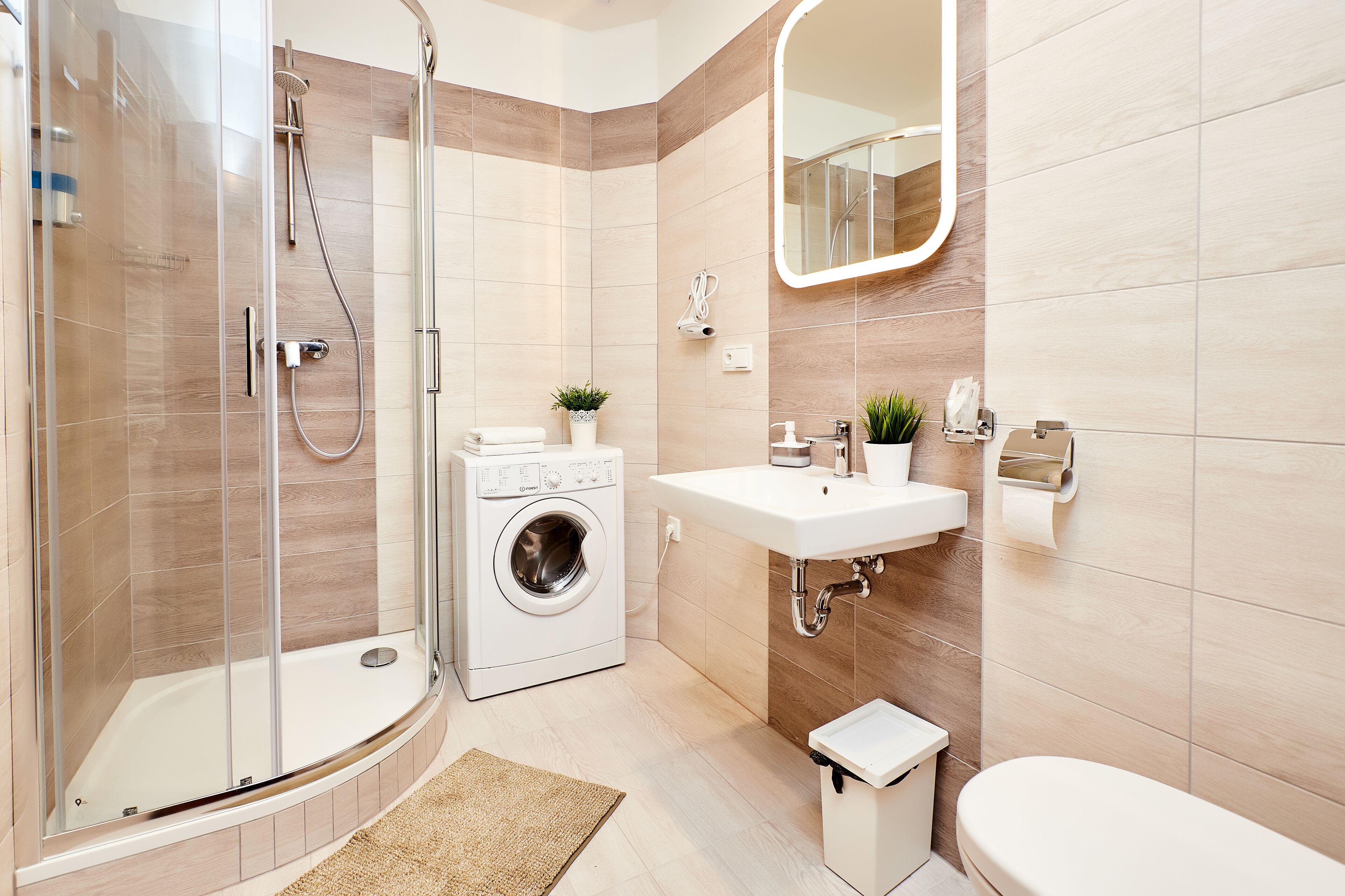 Deluxe-Studiosuite (3) | Badezimmer | Dusche, Komfortbadewanne, kostenlose Toilettenartikel, Haartrockner
